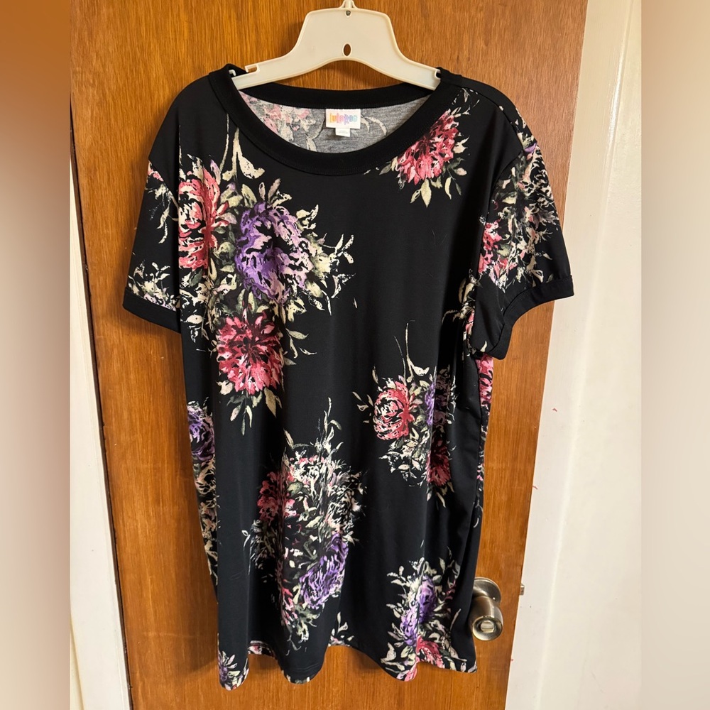 Excellent used condition size 2X LuLaRoe floral print top on black background